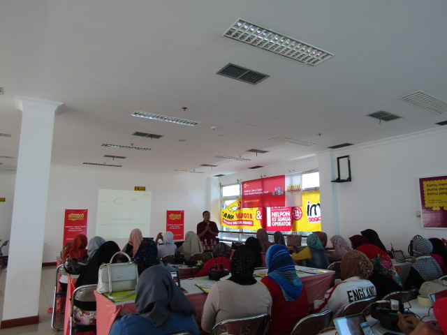 Indosat Ooredoo Didukung Edukasi101 Melatih Literasi Digital untuk Pemberdayaan Perempuan Purna TKI di Sukabumi