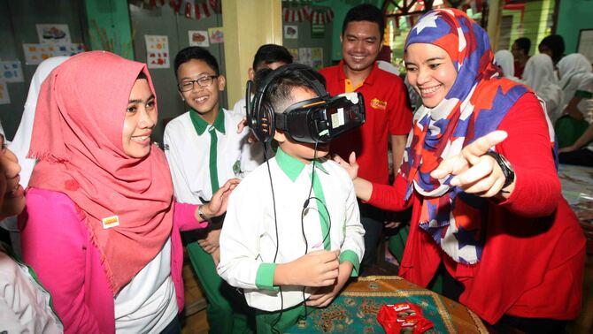 Indosat Ooredoo Didukung Edukasi101 Mengenalkan Teknologi VR ke Siswa